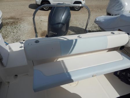 Robalo R222-CENTER-CONSOLE image