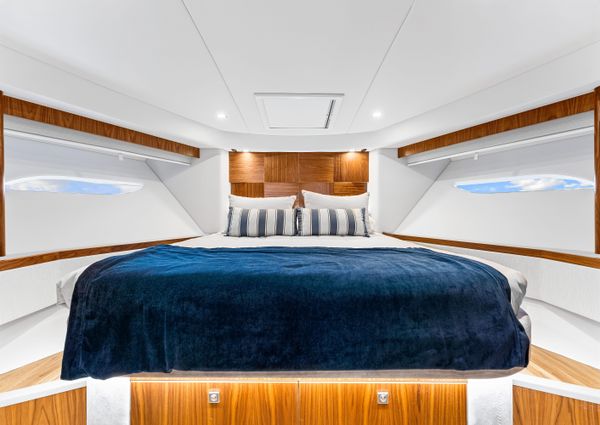 Riviera 6000 Sport Yacht image