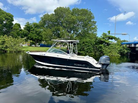 Robalo R247 image