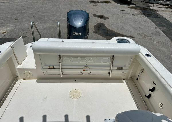 Robalo R247 image