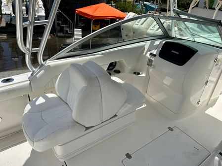 Robalo R247 image