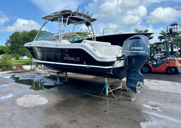 Robalo R247 image