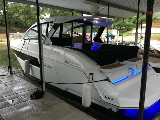 Cruisers Yachts 390 Express Coupe - main image