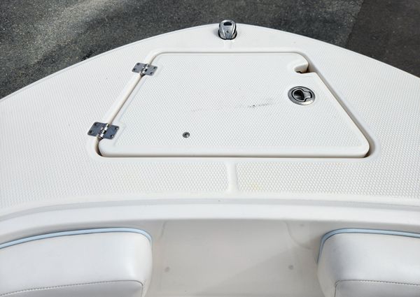 Robalo R200-CENTER-CONSOLE image