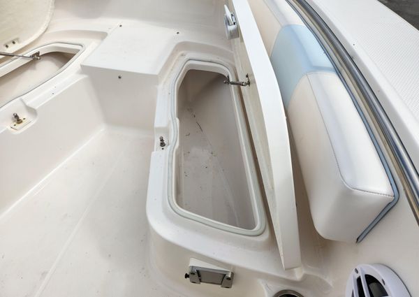 Robalo R200 Center Console image