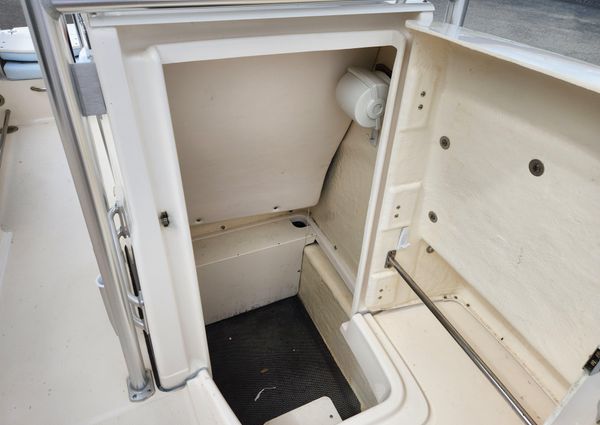 Robalo R200 Center Console image