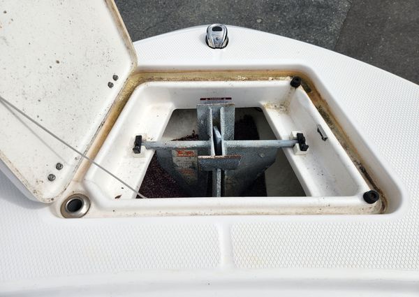 Robalo R200 Center Console image