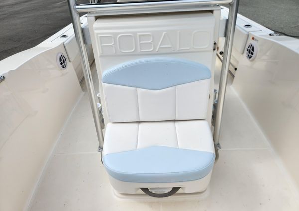 Robalo R200-CENTER-CONSOLE image