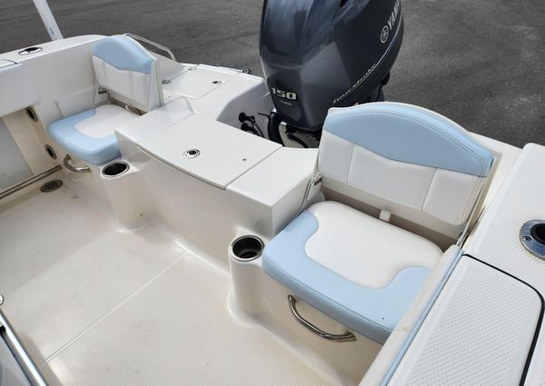 Robalo R200-CENTER-CONSOLE image