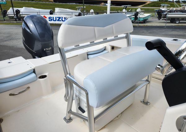 Robalo R200 Center Console image