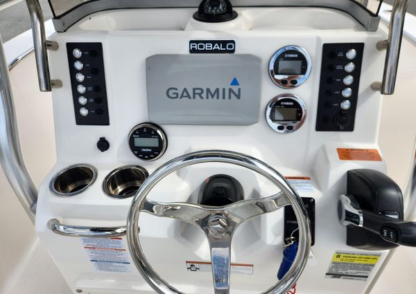 Robalo R200 Center Console image