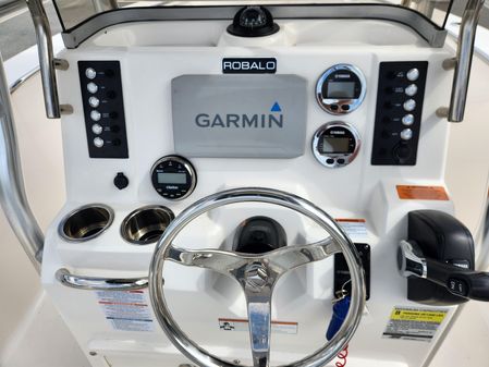 Robalo R200-CENTER-CONSOLE image