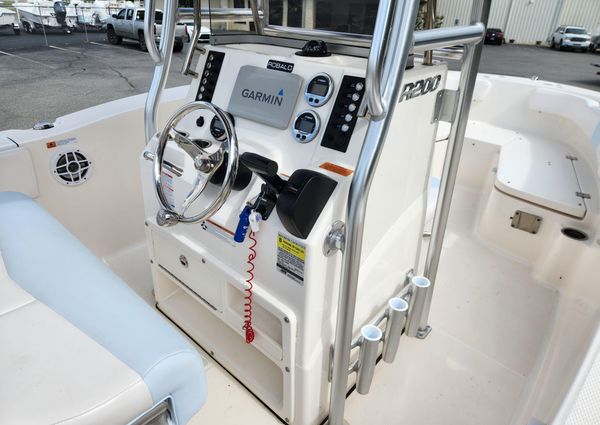 Robalo R200 Center Console image