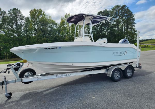 Robalo R200-CENTER-CONSOLE image