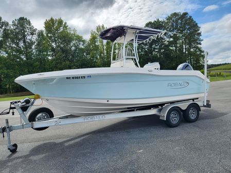 Robalo R200-CENTER-CONSOLE image