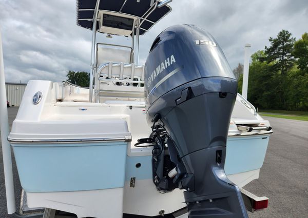 Robalo R200 Center Console image