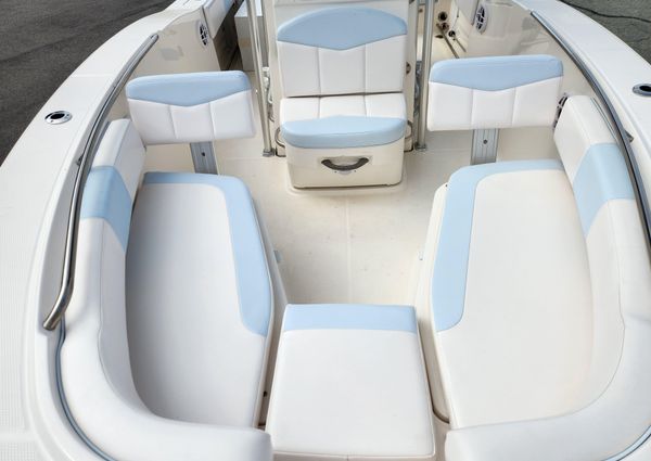 Robalo R200 Center Console image