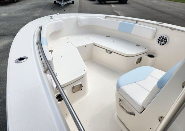 Robalo R200 Center Console image