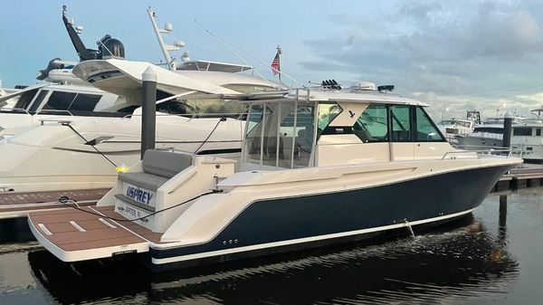 Tiara Yachts Q44