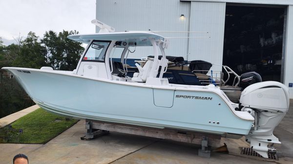 Sportsman Open 302 Center Console