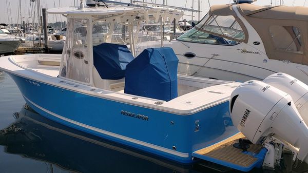Regulator 28 Forward Seating 