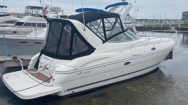 Cruisers Yachts 320 Express