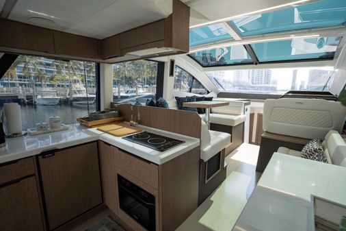 Galeon 470 Sky image