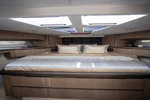 Galeon 470 Sky image