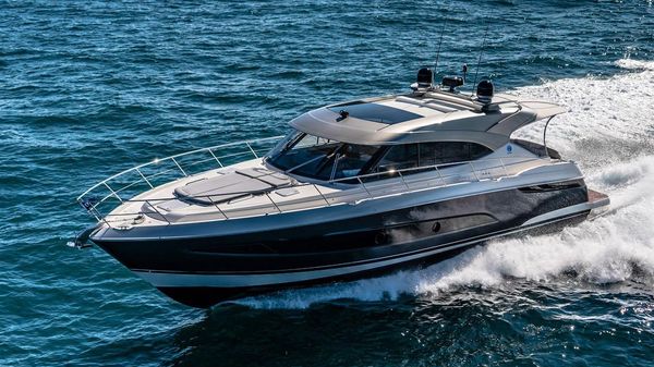 Riviera 5400 Sport Yacht