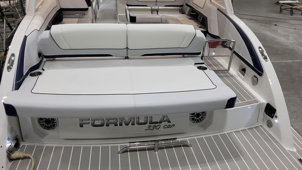 Formula 330-CROSSOVER-BOWRIDER-I-O image