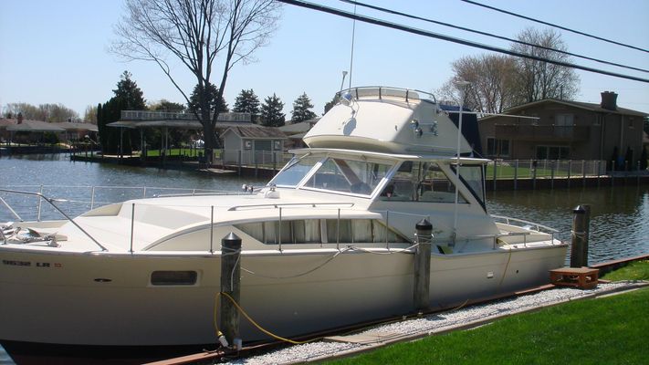 Chris-Craft 35 Commander Sedan - main image