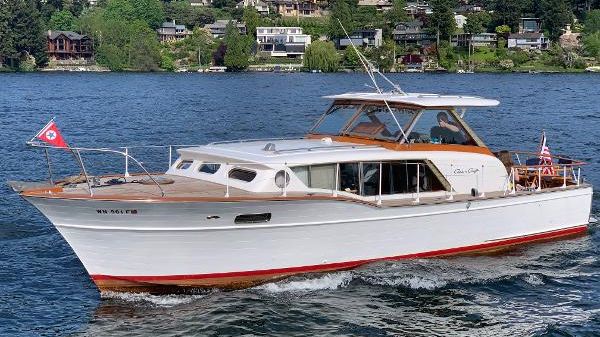 Chris-Craft Constellation 