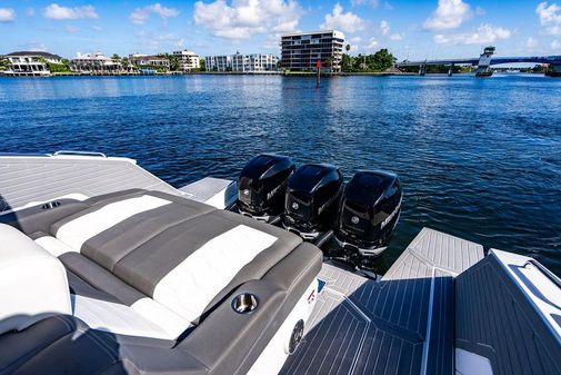 Cruisers Yachts 42 GLS image