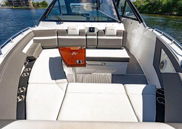 Cruisers Yachts 42 GLS image