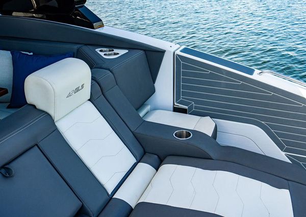 Cruisers Yachts 42 GLS image