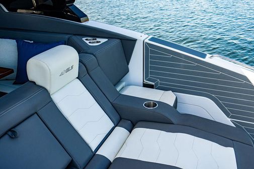 Cruisers Yachts 42 GLS image