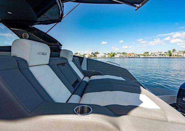 Cruisers Yachts 42 GLS image