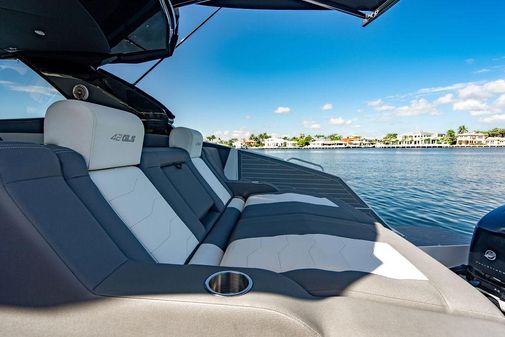 Cruisers Yachts 42 GLS image