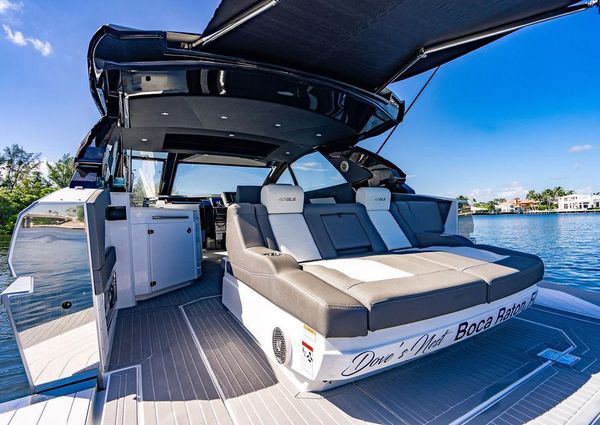 Cruisers Yachts 42 GLS image