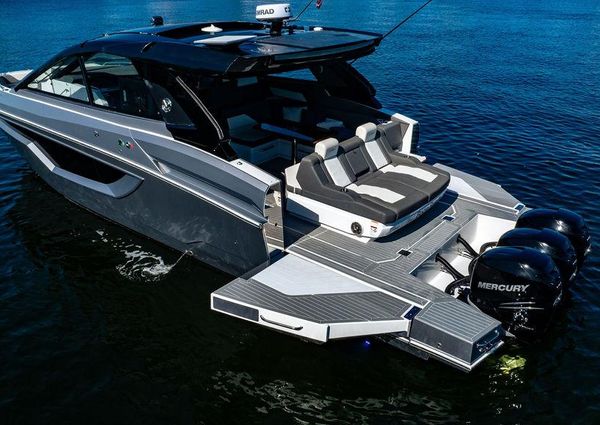 Cruisers Yachts 42 GLS image