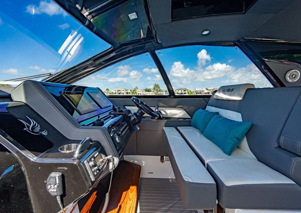 Cruisers Yachts 42 GLS image