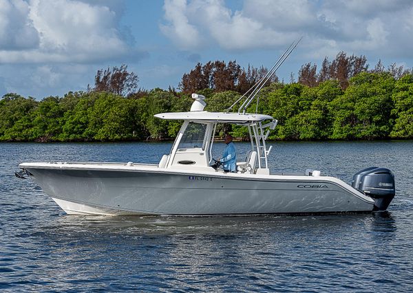 Cobia 301-CENTER-CONSOLE image