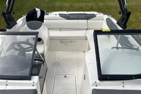 Bayliner 215-DECK-BOAT image