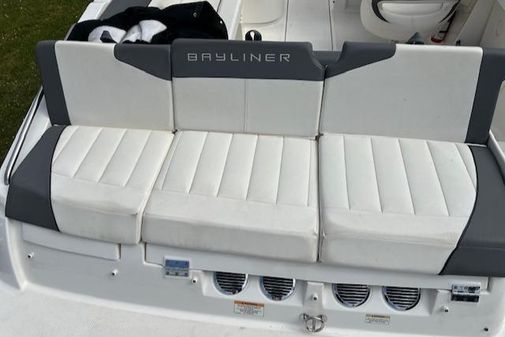 Bayliner 215-DECK-BOAT image