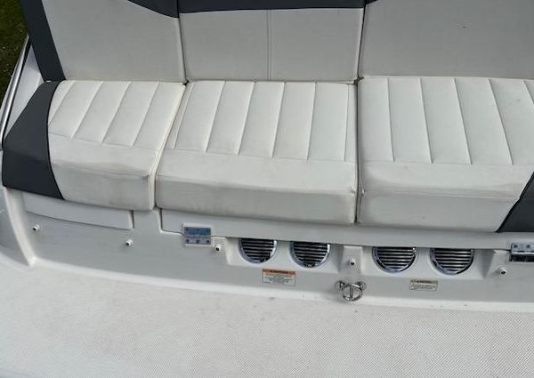 Bayliner 215-DECK-BOAT image