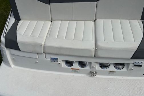 Bayliner 215-DECK-BOAT image