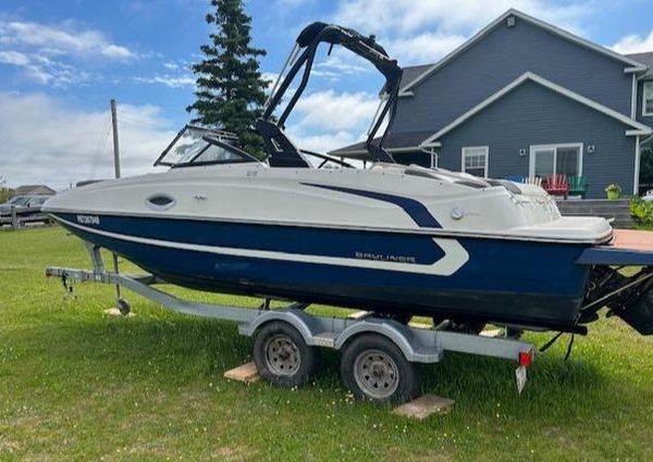 Bayliner 215-DECK-BOAT image