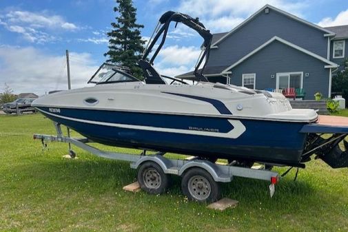 Bayliner 215-DECK-BOAT image