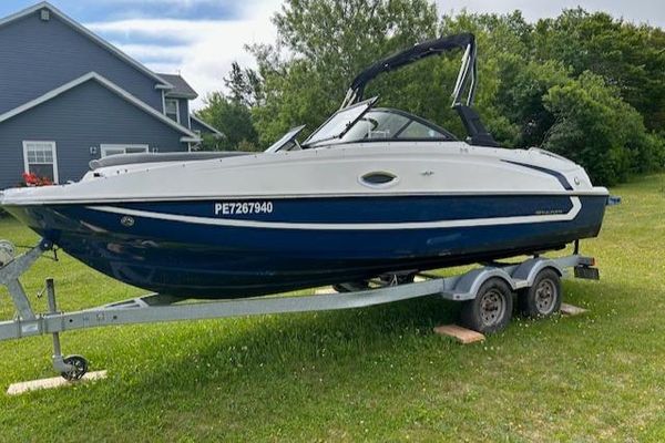 Bayliner 215-DECK-BOAT - main image