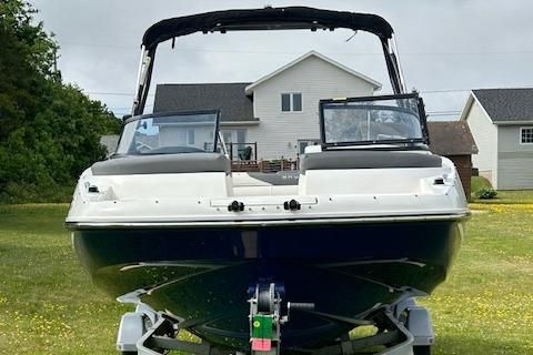 Bayliner 215-DECK-BOAT image